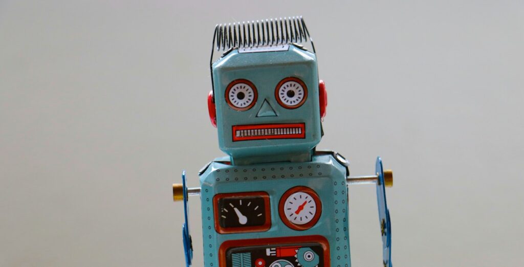 Robot jouet en métal bleu sur fond clair
