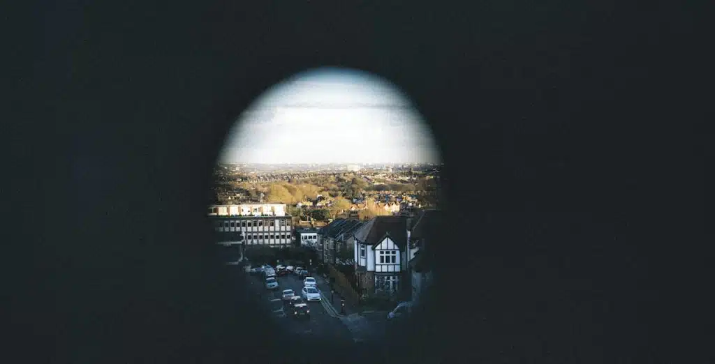 Une ville vue à travers un trou de serrure